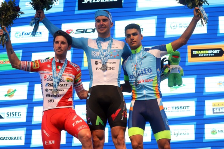 Remco Evenepoel meteen tegen de grond maar hij verliest dan toch geen tijd: “Ik weet niet eens hoe het is gebeurd”