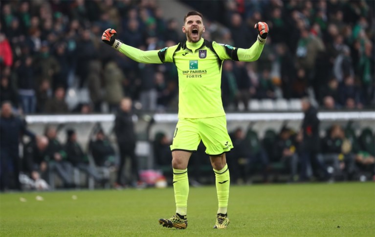 Slap Anderlecht pakt op een diefje de zege tegen rode lantaarn Cercle Brugge na onwaarschijnlijke slotfase