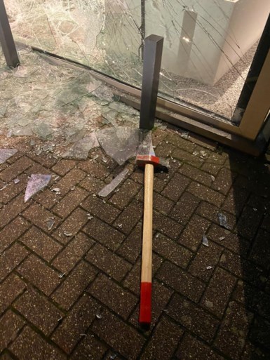 Spectaculaire inbraak in fietsenwinkel: met bijlen venster kapotgeslagen, voor ruim 100.000 euro buitgemaakt