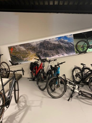 Spectaculaire inbraak in fietsenwinkel: met bijlen venster kapotgeslagen, voor ruim 100.000 euro buitgemaakt