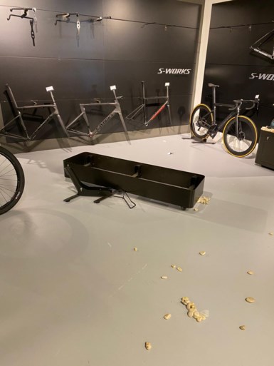 Spectaculaire inbraak in fietsenwinkel: met bijlen venster kapotgeslagen, voor ruim 100.000 euro buitgemaakt