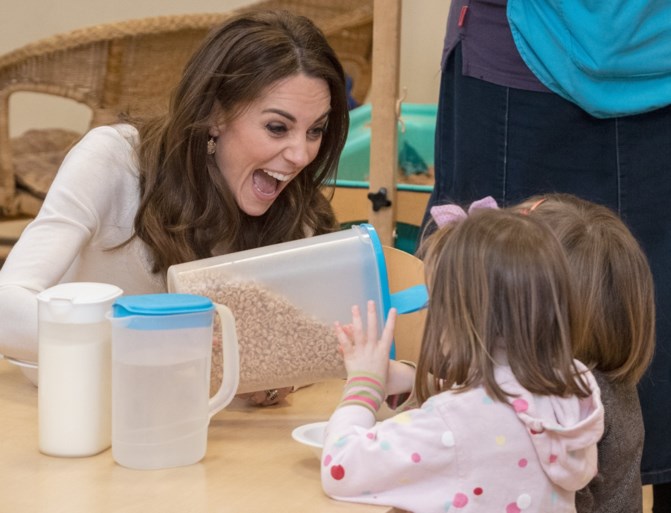 ROYALS. Daar komt de Queen, Kate Middleton maakt plezier tussen de ontbijtgranen