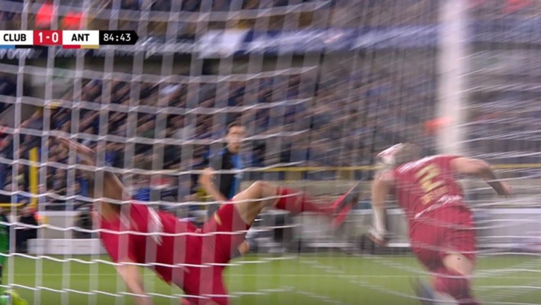 Club Brugge klopt Antwerp na intense topper, maar winnend doelpunt is voer voor discussie