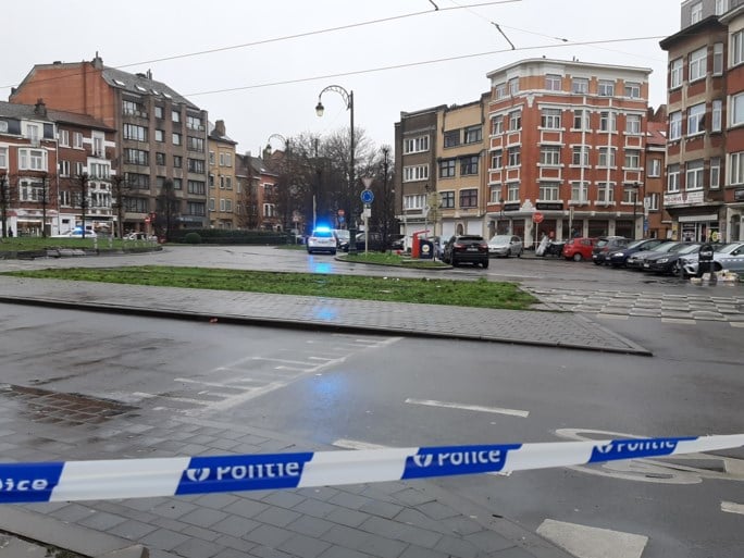 Auto rijdt over rotonde in Jette: buurtbewoner dood, bestuurder vlucht maar wordt later opgepakt