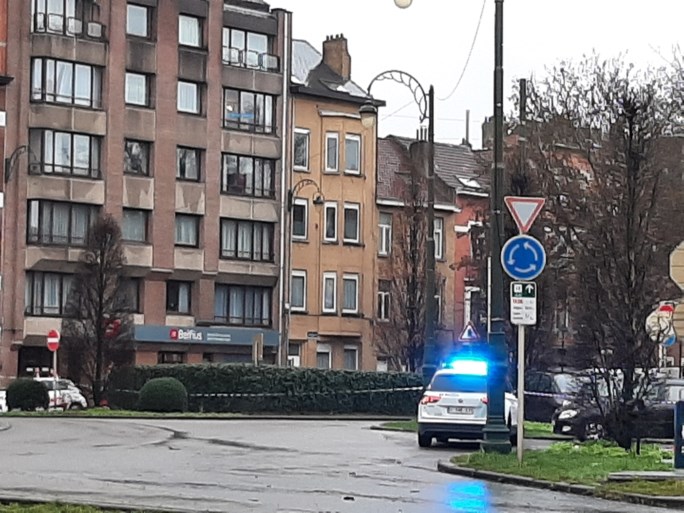 Auto rijdt over rotonde in Jette: buurtbewoner dood, bestuurder vlucht maar wordt later opgepakt