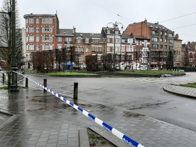 Auto rijdt over rotonde in Jette: buurtbewoner dood, bestuurder vlucht maar wordt later opgepakt