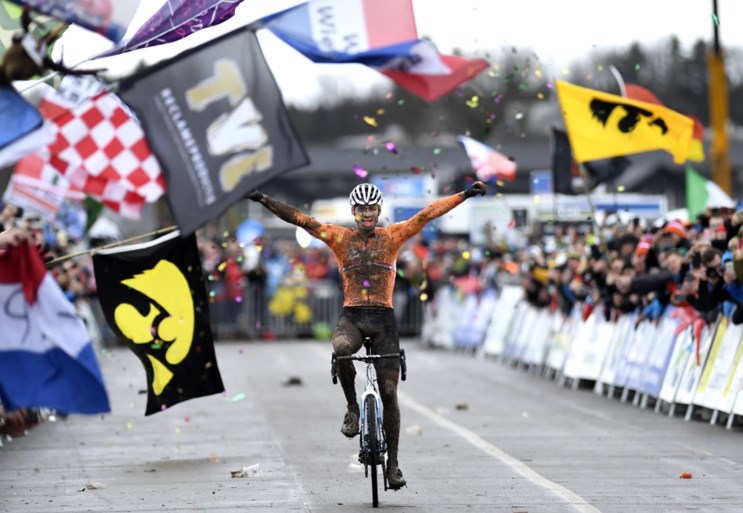 Geen meter van de kop en cross gedaan na één ronde: Mathieu van der Poel degradeert de Belgen en wint WK veldrijden