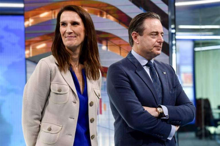 Stef Wauters geeft rondleiding in nieuwe VTM studio