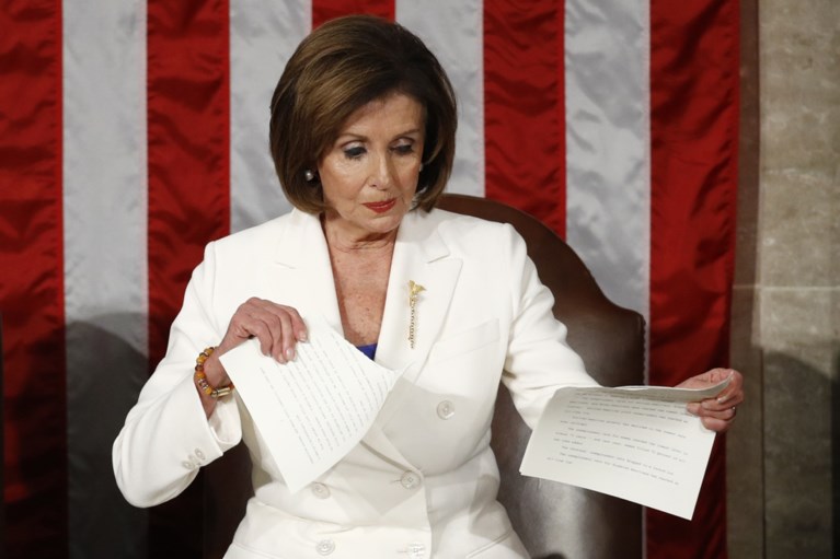 Trump negeert impeachment in State of the Union, Democrate Pelosi verscheurt zijn speech