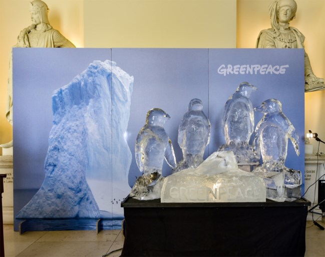 Greenpeace zet smeltende ijspinguïns neer in het federaal parlement