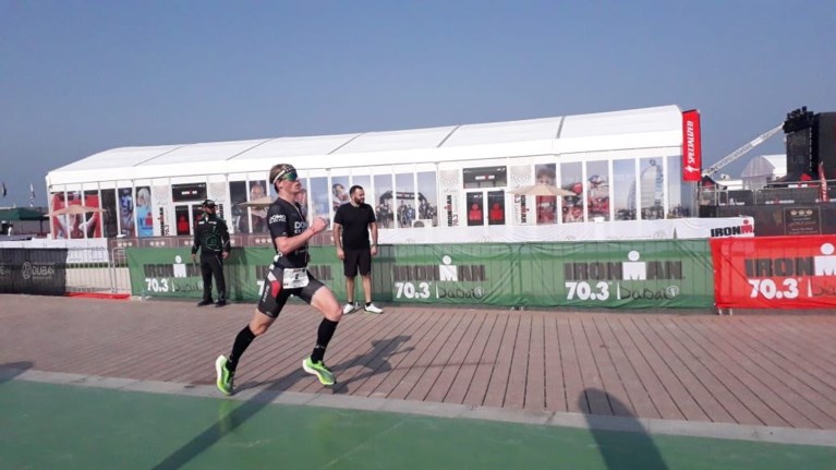 Bart Aernouts klopt Pieter Heemeryck na spannende nek-aan-nek-race in Dubai: “Sorry Pieter, maar ik ga dat ticket toch nemen”