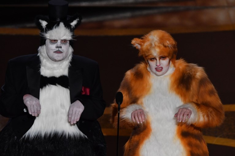 Een sneer over ‘Cats’ door de acteurs zelf en een mantel met een subtiele boodschap: tien spraakmakende momenten op de Oscars