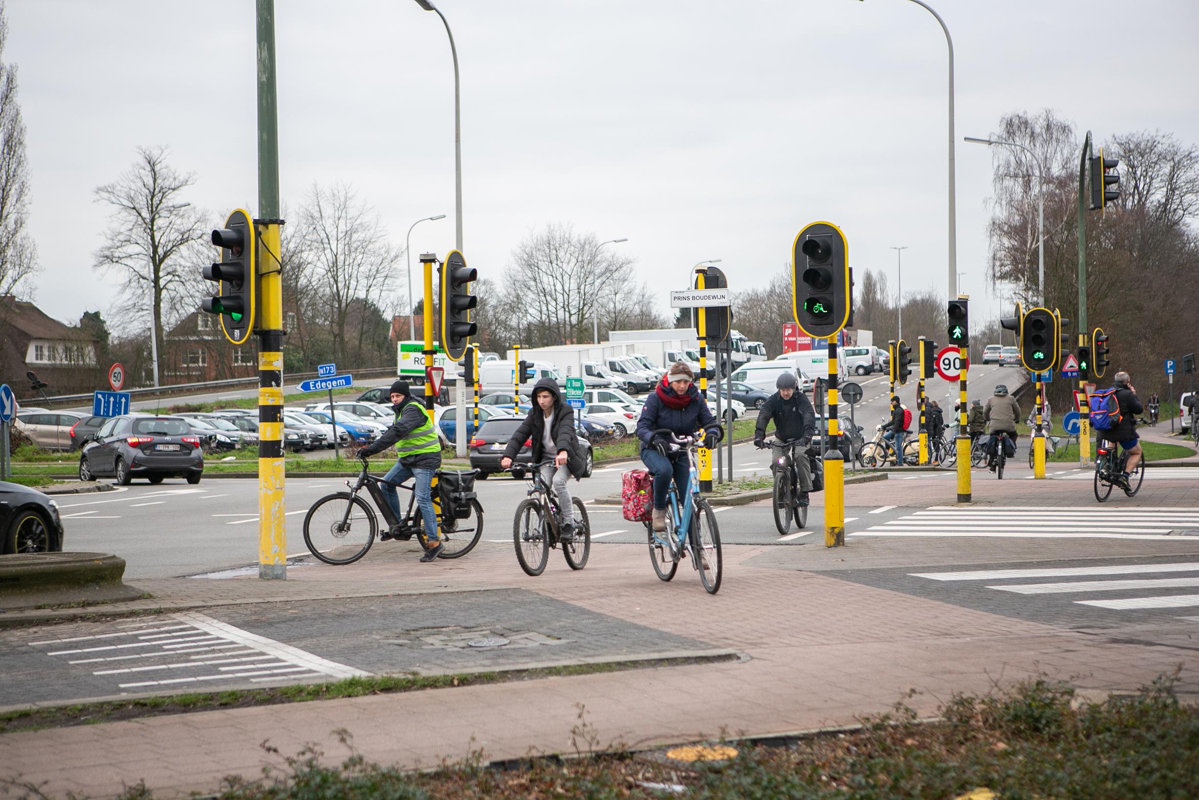 Ze racen de R11 op naar Brussel” (Antwerpen) | Het Nieuwsblad Mobile