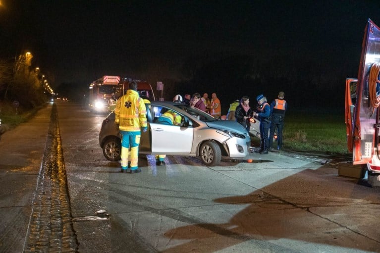 Frontale botsing in Sinaai, brandweer bevrijdt twee personen uit voertuig