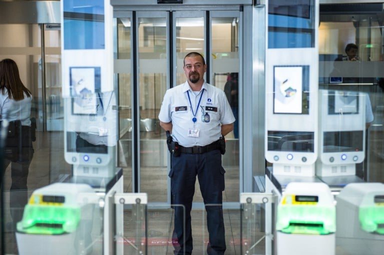 Veelbesproken e-gates op luchthaven verdwijnen (en worden vervangen door ander systeem): “Die dingen waren een compleet fiasco”