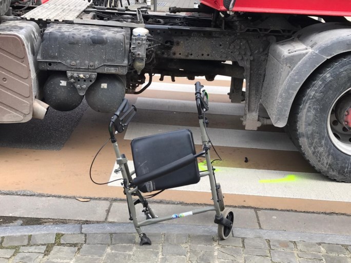 Bejaarde man (74) met rollator levensgevaarlijk gewond na aanrijding door betonmixer