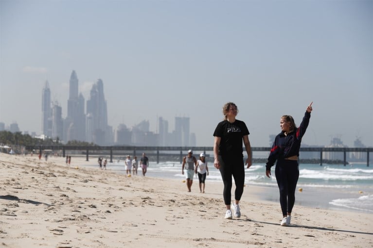 Vijftien jaar nadat winnares Australian Open als klein meisje rondleiding kreeg van Clijsters, wandelen ze samen in Dubai