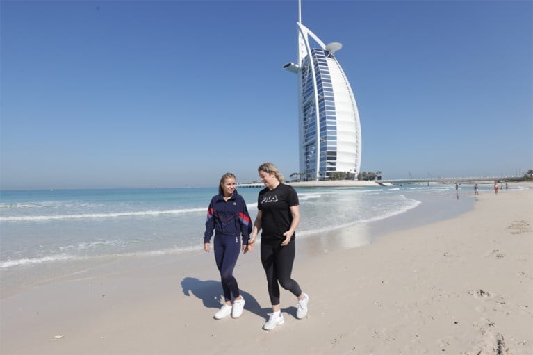Vijftien jaar nadat winnares Australian Open als klein meisje rondleiding kreeg van Clijsters, wandelen ze samen in Dubai