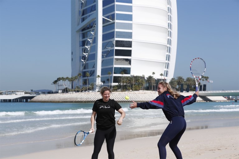 Vijftien jaar nadat winnares Australian Open als klein meisje rondleiding kreeg van Clijsters, wandelen ze samen in Dubai
