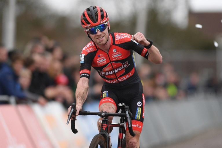 Autoritaire Eli Iserbyt soleert naar tiende overwinning na stormachtige cross in Hulst, waar boom op het parcours viel