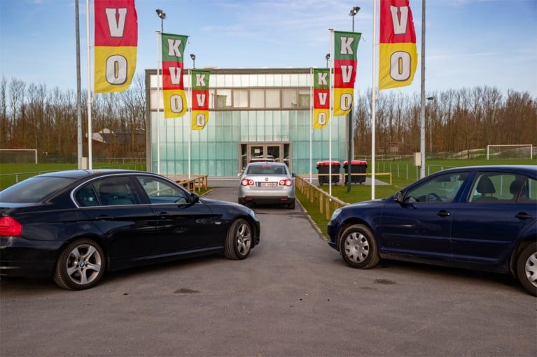 Speurders vallen binnen op het oefencomplex van KV Oostende in onderzoek naar voorzitter Frank Dierckens