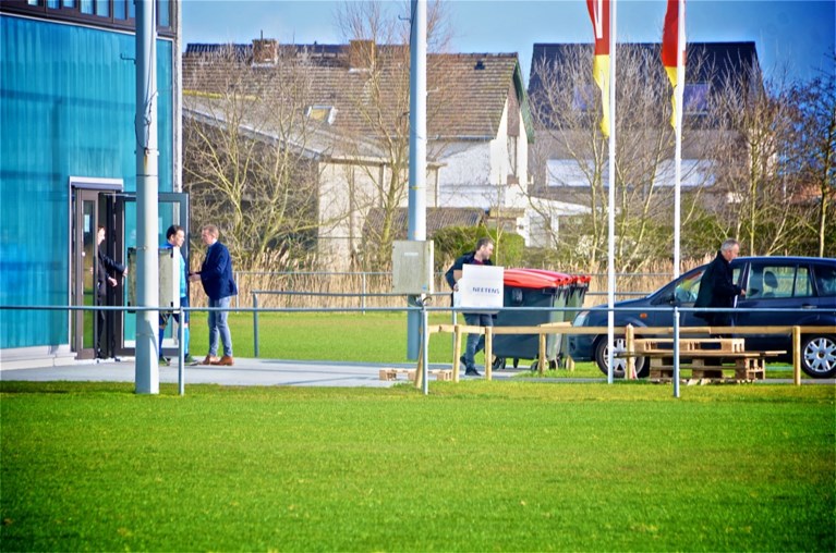 Speurders vallen binnen op het oefencomplex van KV Oostende in onderzoek naar voorzitter Frank Dierckens