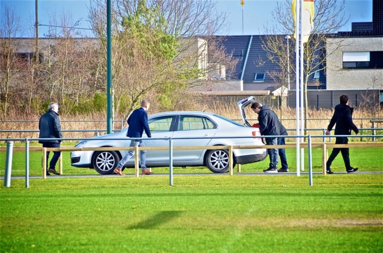 Speurders vallen binnen op het oefencomplex van KV Oostende in onderzoek naar voorzitter Frank Dierckens