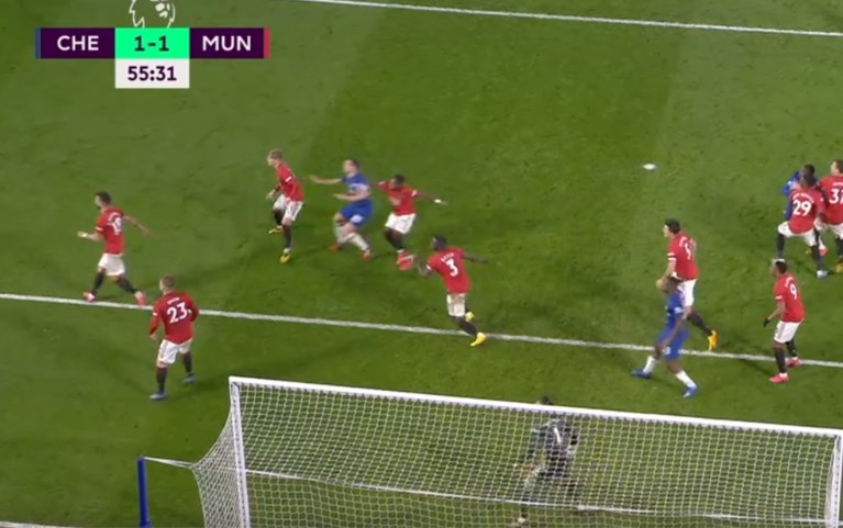 Auwch! United-kapitein Harry Maguire ontsnapt aan rood na trap recht in kruis van Michy Batshuayi