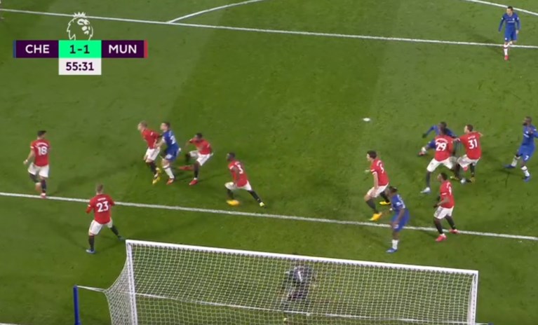 Auwch! United-kapitein Harry Maguire ontsnapt aan rood na trap recht in kruis van Michy Batshuayi