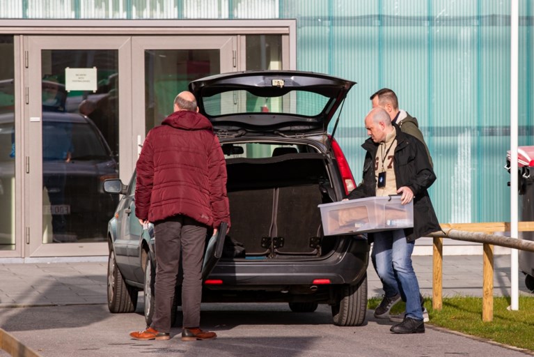 Speurders vallen binnen op het oefencomplex van KV Oostende in onderzoek naar voorzitter Frank Dierckens