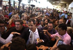 Venezuela schort vluchten TAP Air Portugal op nadat oom van Guaidó “explosieven meenam op vliegtuig”