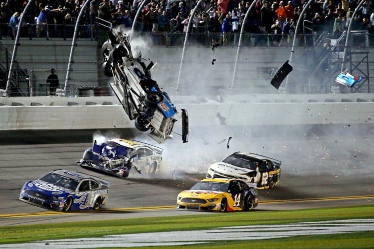 Horrorcrash in Daytona 500: op weg naar prestigieuze zege, tot hij aan 352 km/u de lucht in werd gekatapulteerd