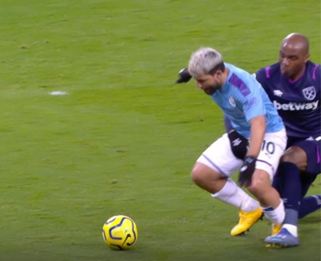 Agüero mist grote kans nadat verdediger in zijn kruis grijpt maar Kevin De Bruyne zet het recht met assist en goal