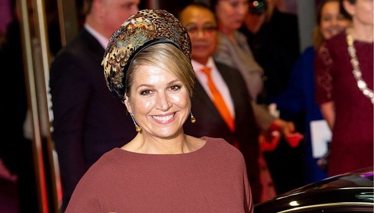 ROYALS. Koningin Máxima zet opvallende hoed op, de Queen deelt geheimpje