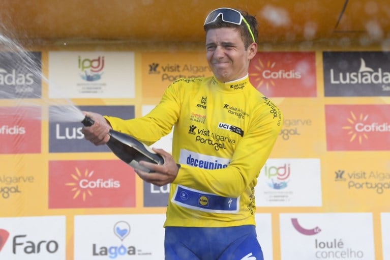 Remco Evenepoel wint in de Ronde van de Algarve en toont gouden hart: “Deze zege is voor Nikolas Maes en zijn vrouw”