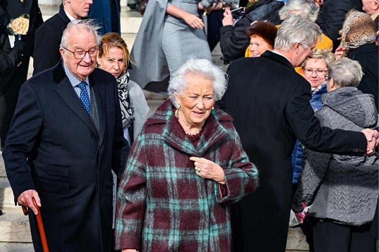 ROYALS. Koningin Máxima zet opvallende hoed op, de Queen deelt geheimpje