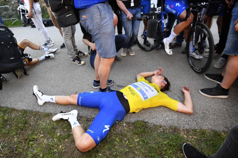 IN BEELD. Zo uitgeput was Remco Evenepoel nadat hij leiderstrui succesvol verdedigde op steile slotklim