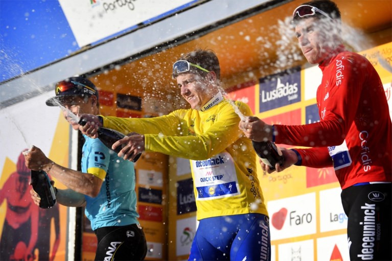 IN BEELD. Zo uitgeput was Remco Evenepoel nadat hij leiderstrui succesvol verdedigde op steile slotklim