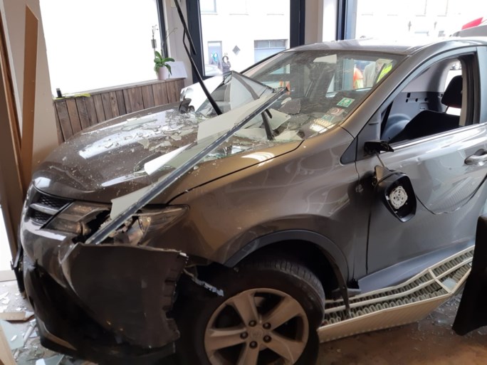 Auto boort zich in gevel nagelstudio: “Geluk gehad dat we boven zaten”