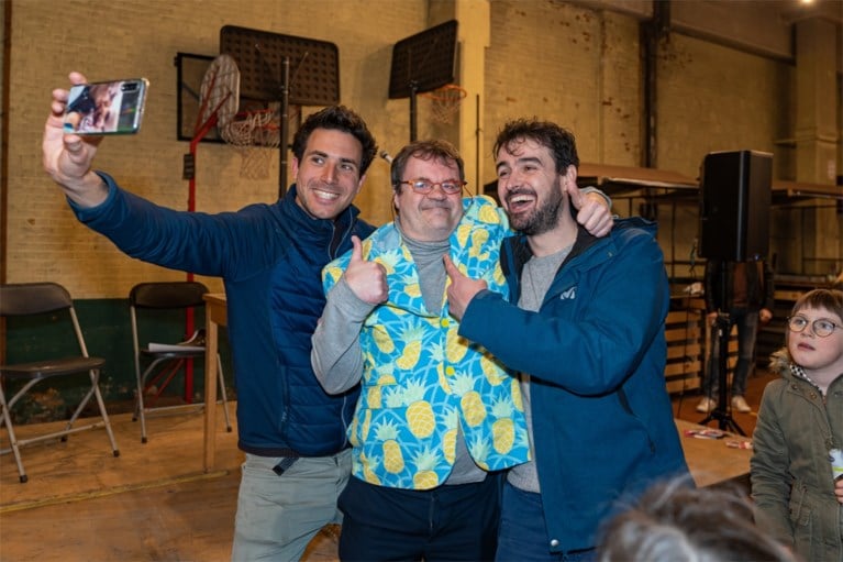 Gentbruggenaars wuiven Gentbrugge uit, met taartjes van bakker Bernard