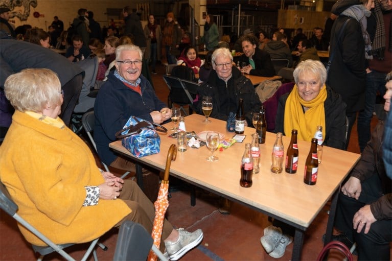Gentbruggenaars wuiven Gentbrugge uit, met taartjes van bakker Bernard