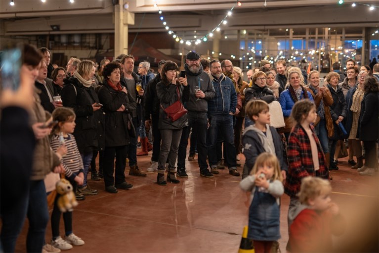 Gentbruggenaars wuiven Gentbrugge uit, met taartjes van bakker Bernard