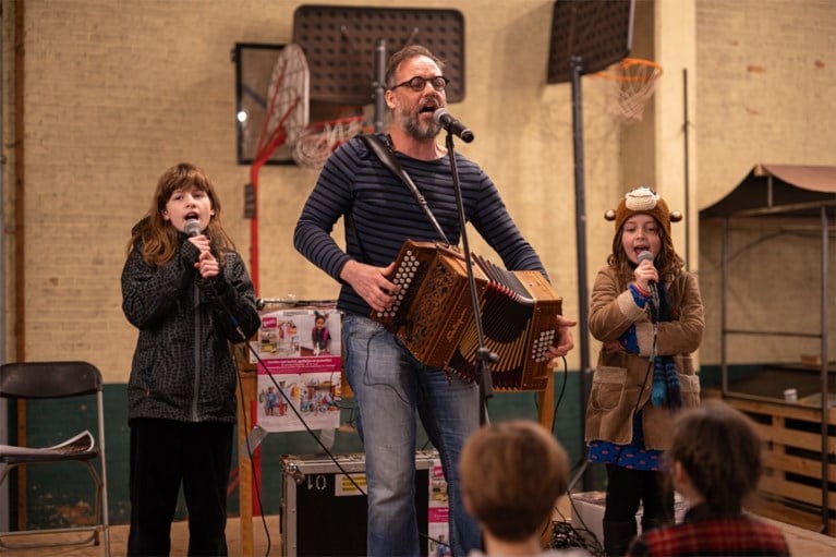Gentbruggenaars wuiven Gentbrugge uit, met taartjes van bakker Bernard