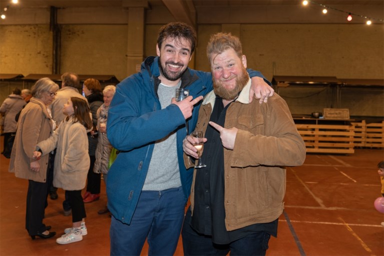 Gentbruggenaars wuiven Gentbrugge uit, met taartjes van bakker Bernard