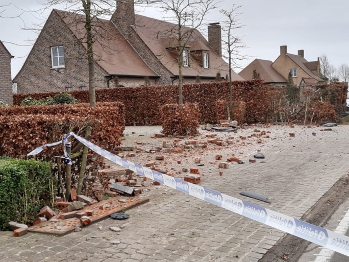 Collega’s proberen elkaar in te halen en crashen met bestelwagens