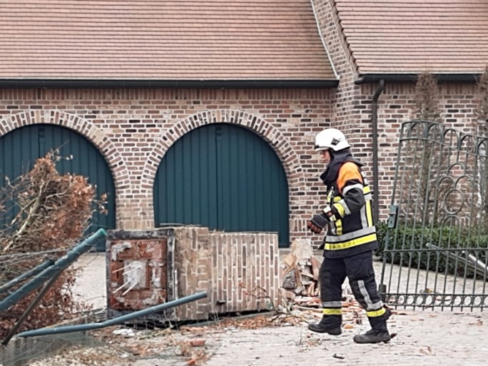 Collega’s proberen elkaar in te halen en crashen met bestelwagens