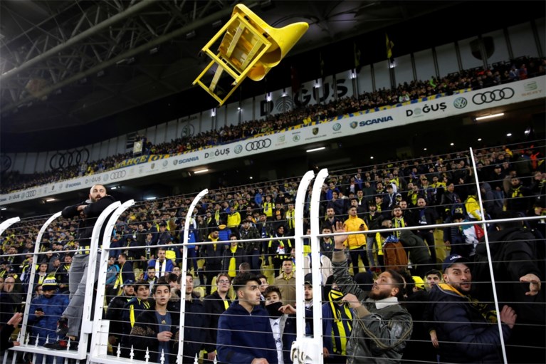 Maar liefst 12 gele en 3 rode kaarten in Turkse derby: Galatasaray wint voor het eerst in 21 jaar bij aartsrivaal Fenerbahçe
