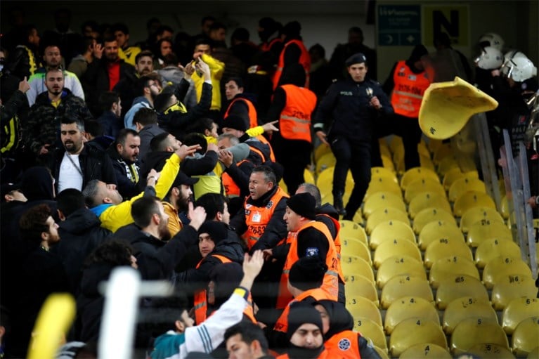 Maar liefst 12 gele en 3 rode kaarten in Turkse derby: Galatasaray wint voor het eerst in 21 jaar bij aartsrivaal Fenerbahçe