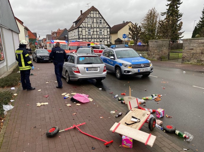 Auto rijdt opzettelijk in op carnavalstoet in Duitsland: 30 gewonden