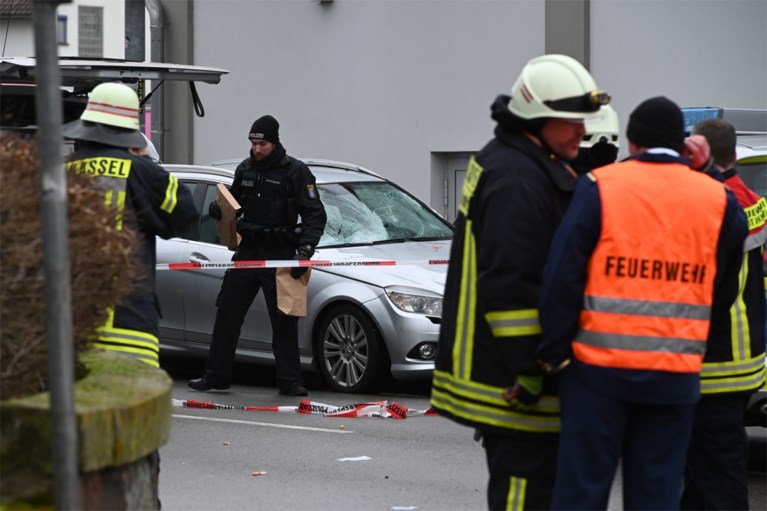 Auto rijdt opzettelijk in op carnavalstoet in Duitsland: 30 gewonden